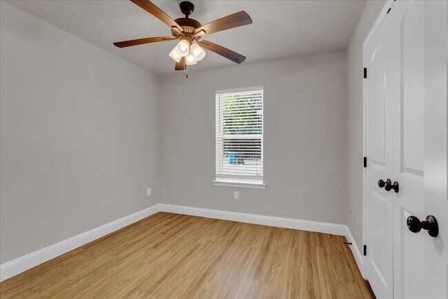 Building Photo - 230 E Johnson St