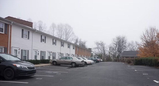 Townhome - Hampton Court Apartments