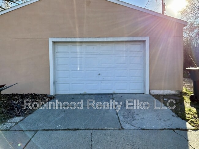 Building Photo - 385 Fir St