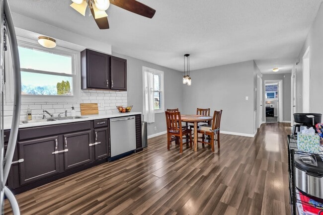 Building Photo - 215 Aster Dr