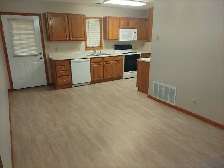 Building Photo - 605 Thomas Dr