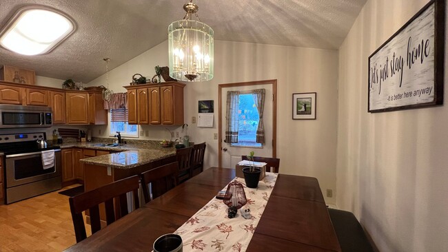 Building Photo - Single Family House off Turpin! 3 Bed/2 Ba...