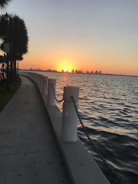 Building Photo - 1650 Brickell Ave