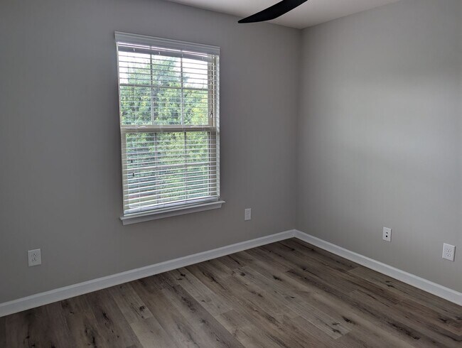 Building Photo - Move-in ready, Townhome Located in the Cit...