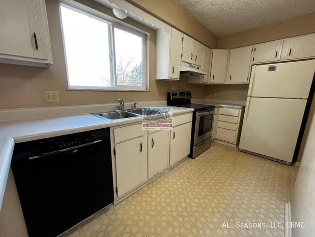 Building Photo - 1527 Spring Valley Dr