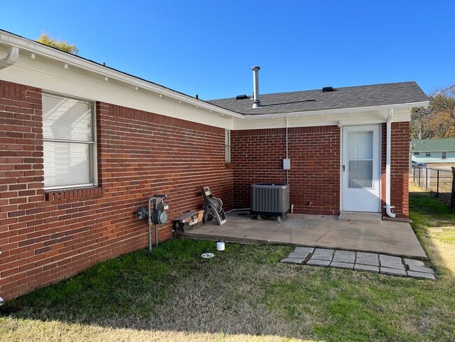 Building Photo - 3 Bed 1.5 Bath Home