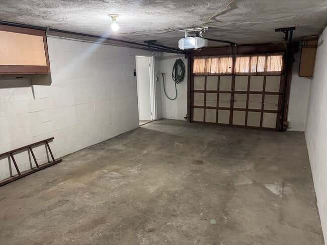 Building Photo - Beautiful Ranch House in Morningside!