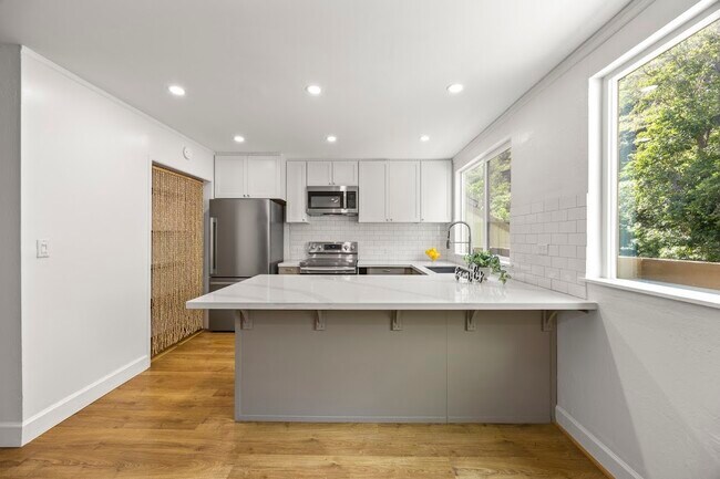 Building Photo - 370 Kawaihae St