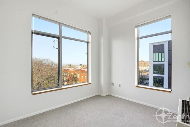 Building Photo - 701 Columbia St