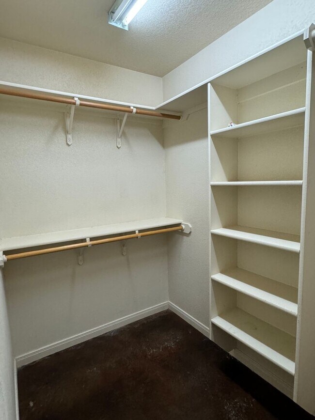 Building Photo - Taylors Crossing 2302