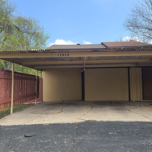 Building Photo - Spacious 3 BR+study/2.5 bath end-unit townhome w/balcony & patio!