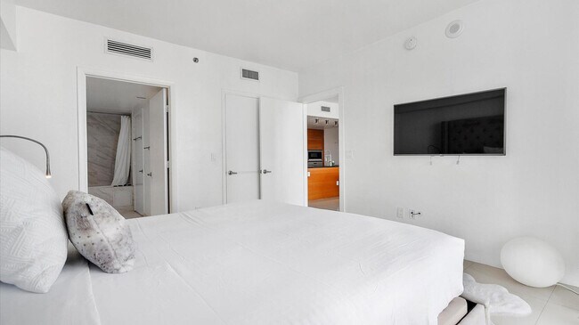 Building Photo - 475 Brickell Ave