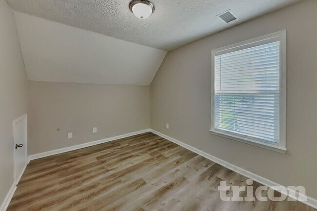 Building Photo - 559 Heartland Ln
