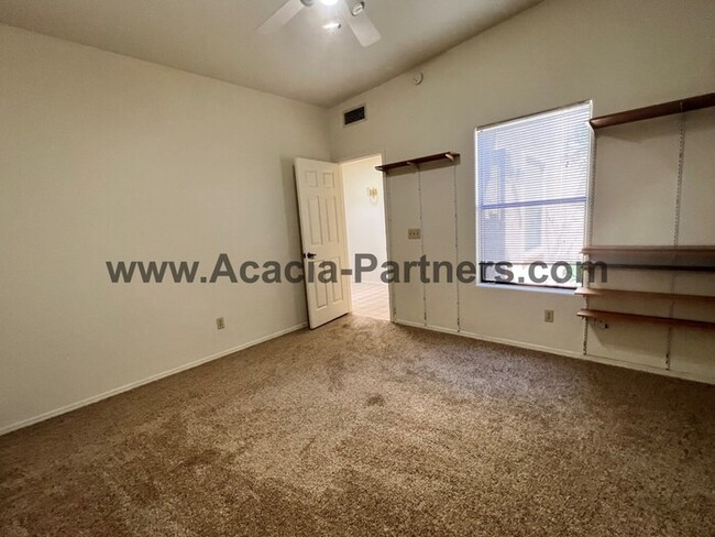 Building Photo - 2 bed PLUS a Den-Quiet Townhouse Community