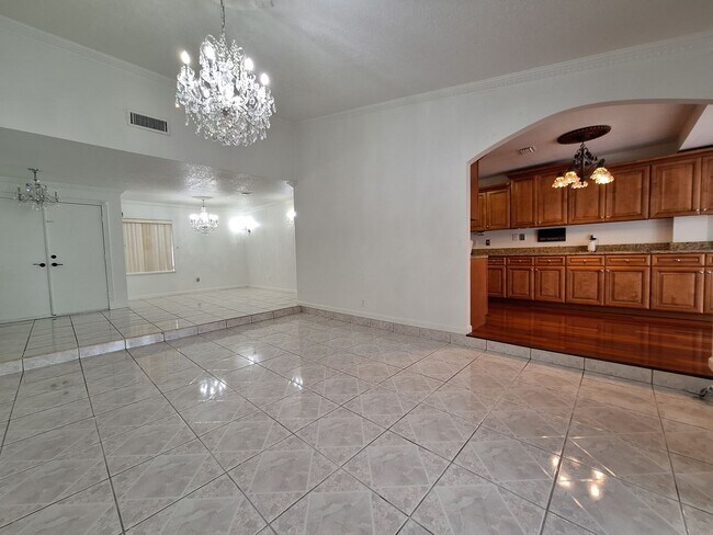 Building Photo - Spacious 4-Bed, 3-Bath Belle Isle Home wit...