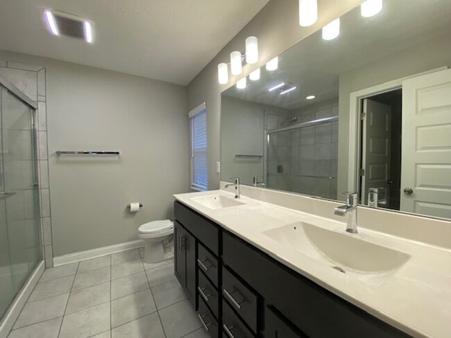 Building Photo - 2 Bed 2.5 Bath Townhome Available in Sprin...