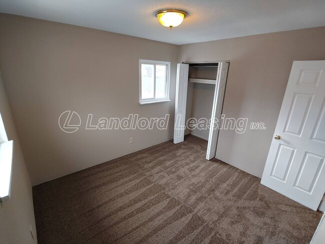 Building Photo - Reduced Deposit $595.00 Freshly painted 3 bedroom with new flooring throughout!