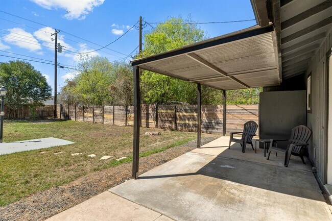 Building Photo - 1113 S Meadows Dr