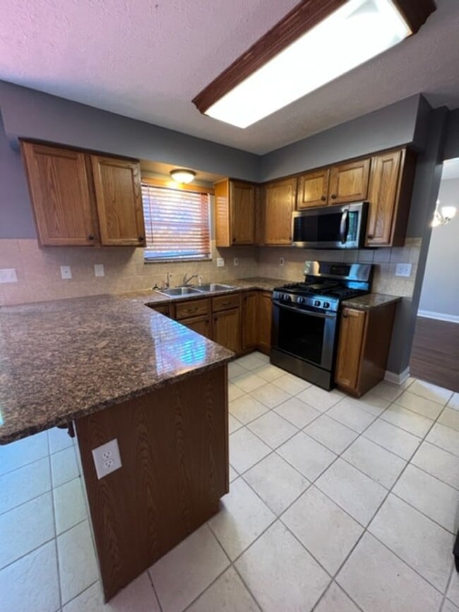 Building Photo - Charming 4 Bedroom 2.5 Bathroom Home in Hi...
