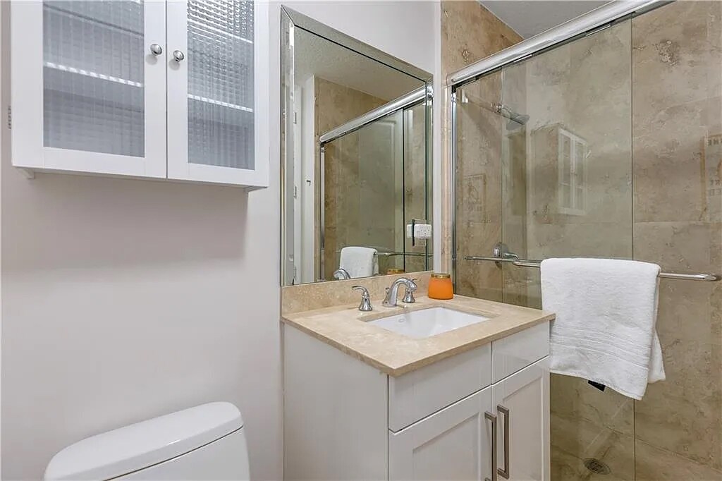 Building Photo - 302 NE 8th Ave