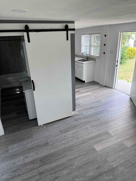 Building Photo - 261 Linden Ave SW