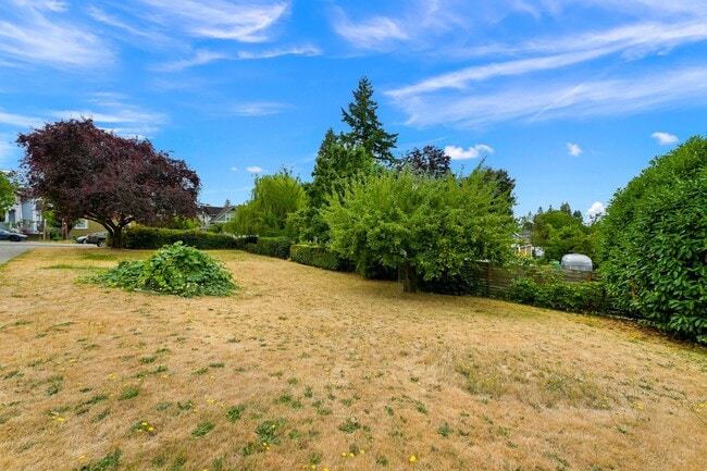 Building Photo - Large Single Family home with Bonus Room!
