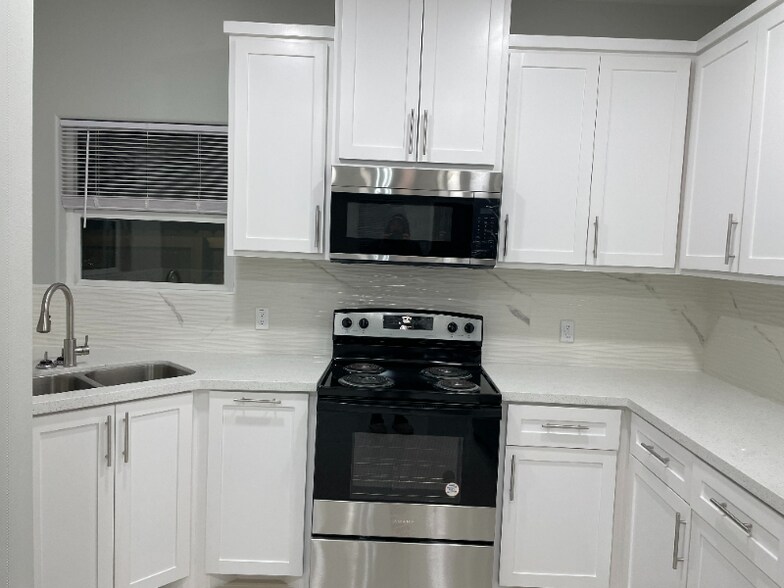 Building Photo - 2511 N Vineyard Ave