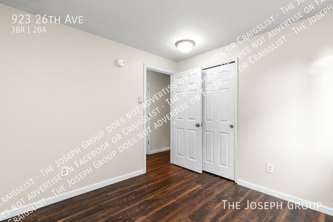 Building Photo - 923 26th Ave