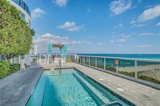 Building Photo - 15811 Collins Ave