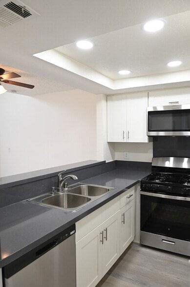 Building Photo - Villas at Columbia