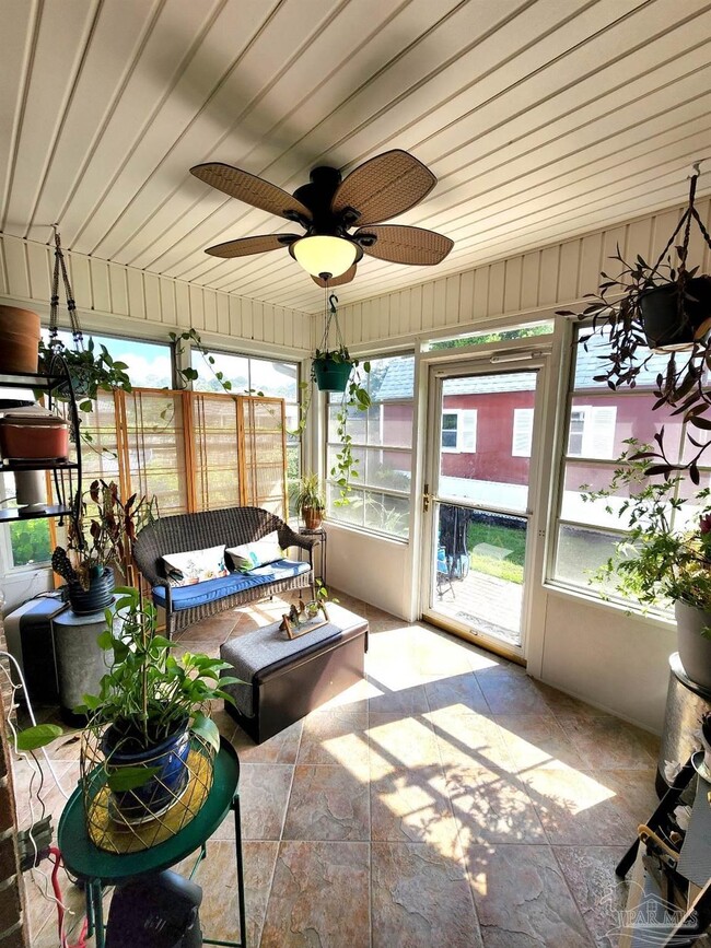 Building Photo - 876 Miramar Dr