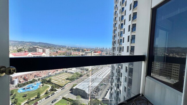 Building Photo - Stunning Large 1 Bedroom Exquisite Wood Fl...