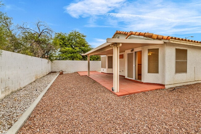 Building Photo - "Charming 3-Bed Oasis with 2 Full Baths in Las Vegas – 1,289 Sq Ft of Comfort!"