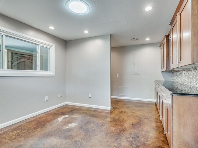 Building Photo - 1516 E Britton Rd