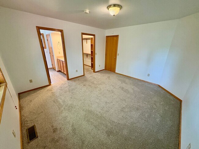 Building Photo - 2905 High Park Dr