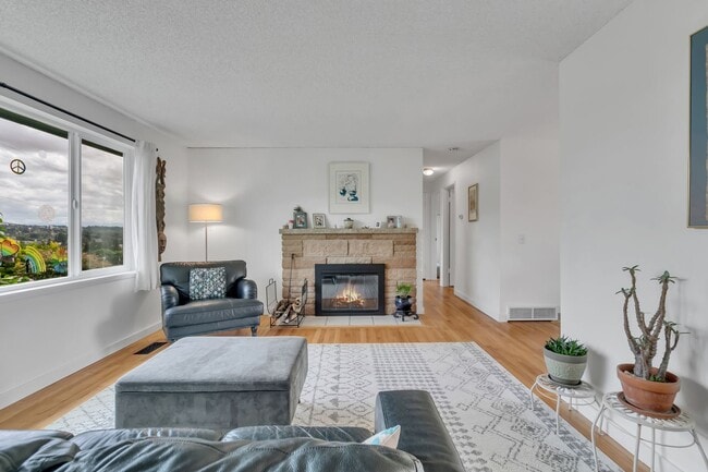 Building Photo - Panoramic View Living in Des Moines