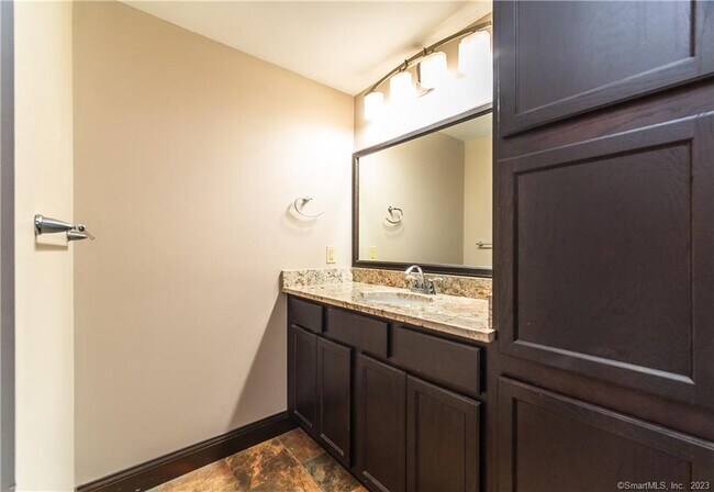 Building Photo - 10 Summit St