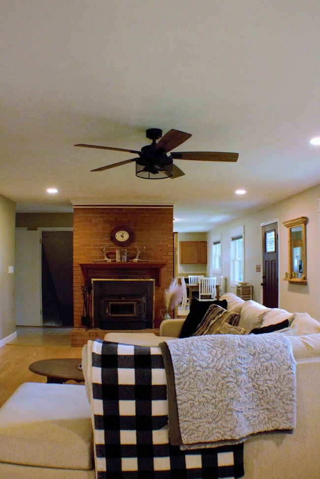 Building Photo - "Charming 3-Bed Retreat with Finished Basement & Fireplace in Scenic Mills River!" Furnished