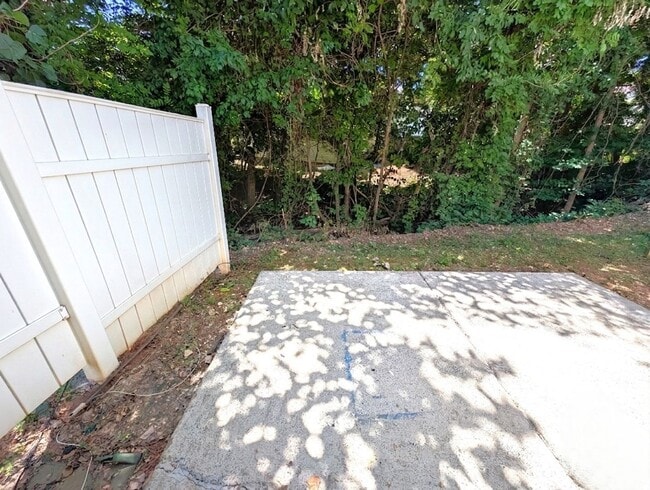 Building Photo - Charming, 2 Story End Unit Townhouse located in the Glenlea Park Community!