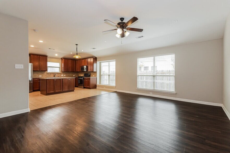 Building Photo - 1404 Nightingale Dr