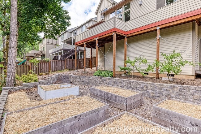 Building Photo - Gorgeous 6 BD* 3 BA* Single Family Home Located In Charming Arbor Meadows In Portland! **Minutes ...