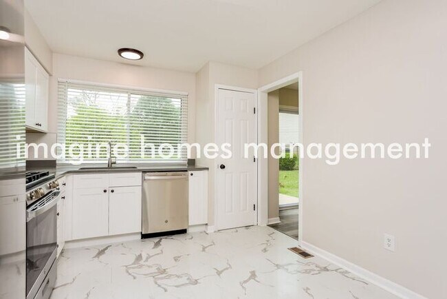 Building Photo - Lovely, renovated 3 bedroom home in Ballwin
