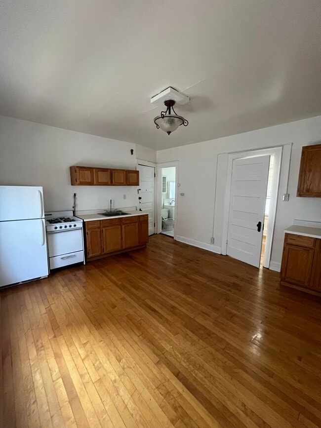 Building Photo - 2BR Upper Unit Off Brady St in the Heart o...
