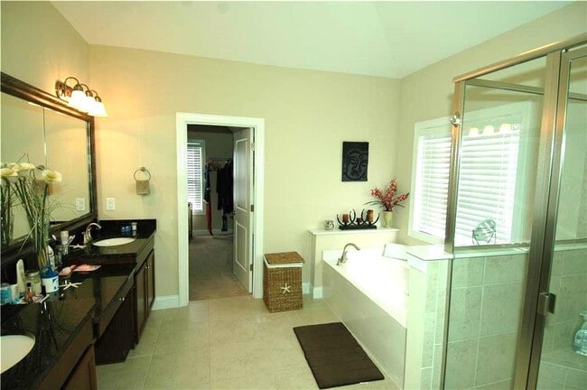 Building Photo - 2575 Walden Estates Dr