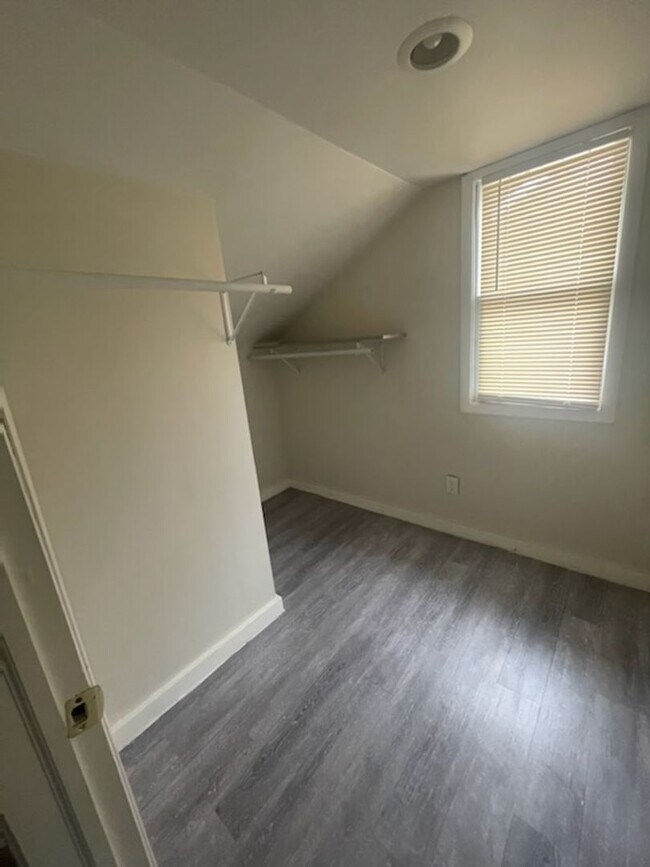 Building Photo - Spacious 3 bed/1.5 Bedroom House Close to ...