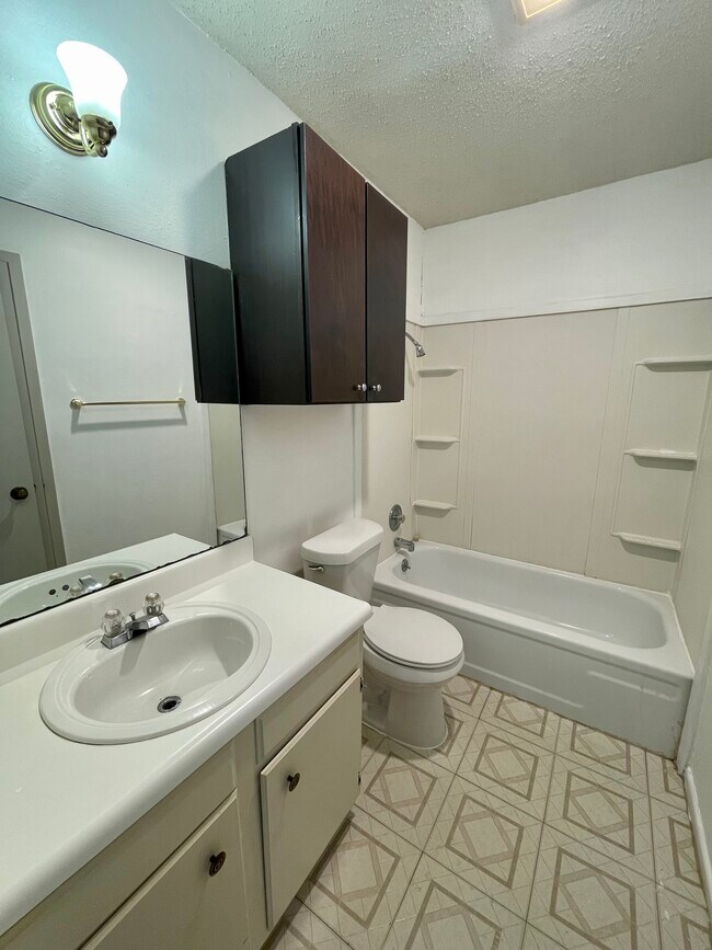 Building Photo - 1051 Country Club Dr