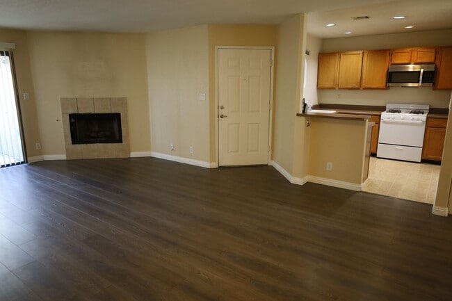 Building Photo - 2 Bedroom 1 Bathroom Centrally Located 1st Floor Condo in Gated Community!