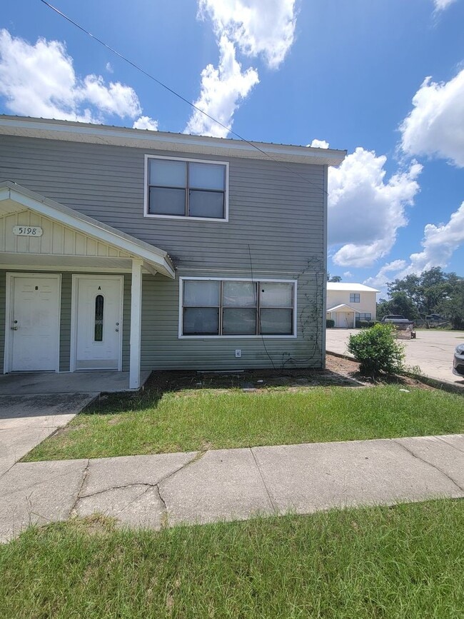 Building Photo - Three bedroom townhouse in Lake Park