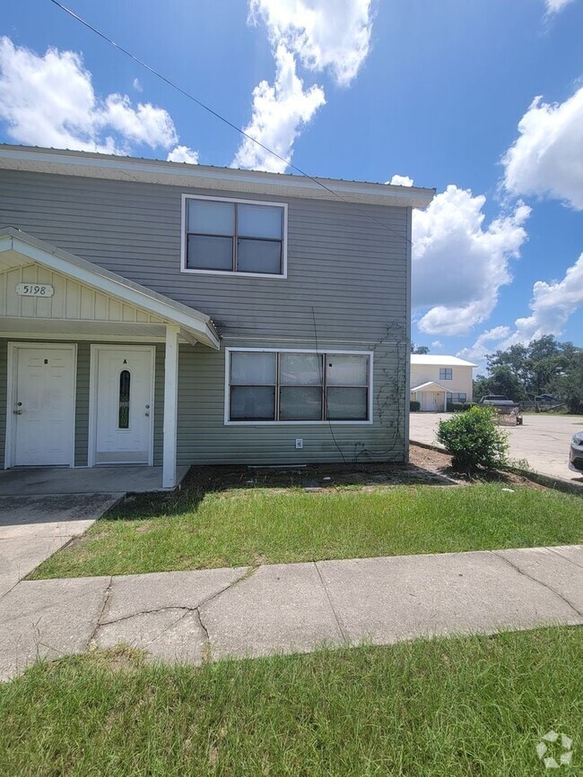 Building Photo - Three bedroom townhouse in Lake Park