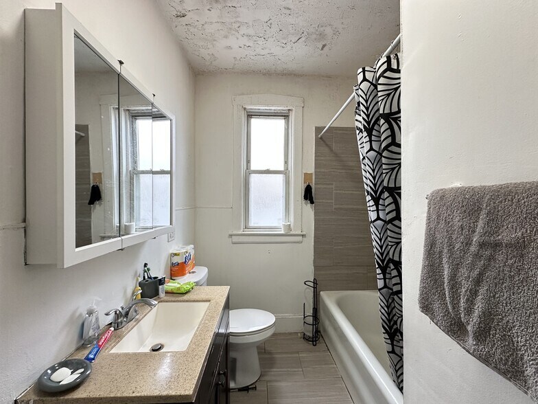 Building Photo - 3538 W Grace St